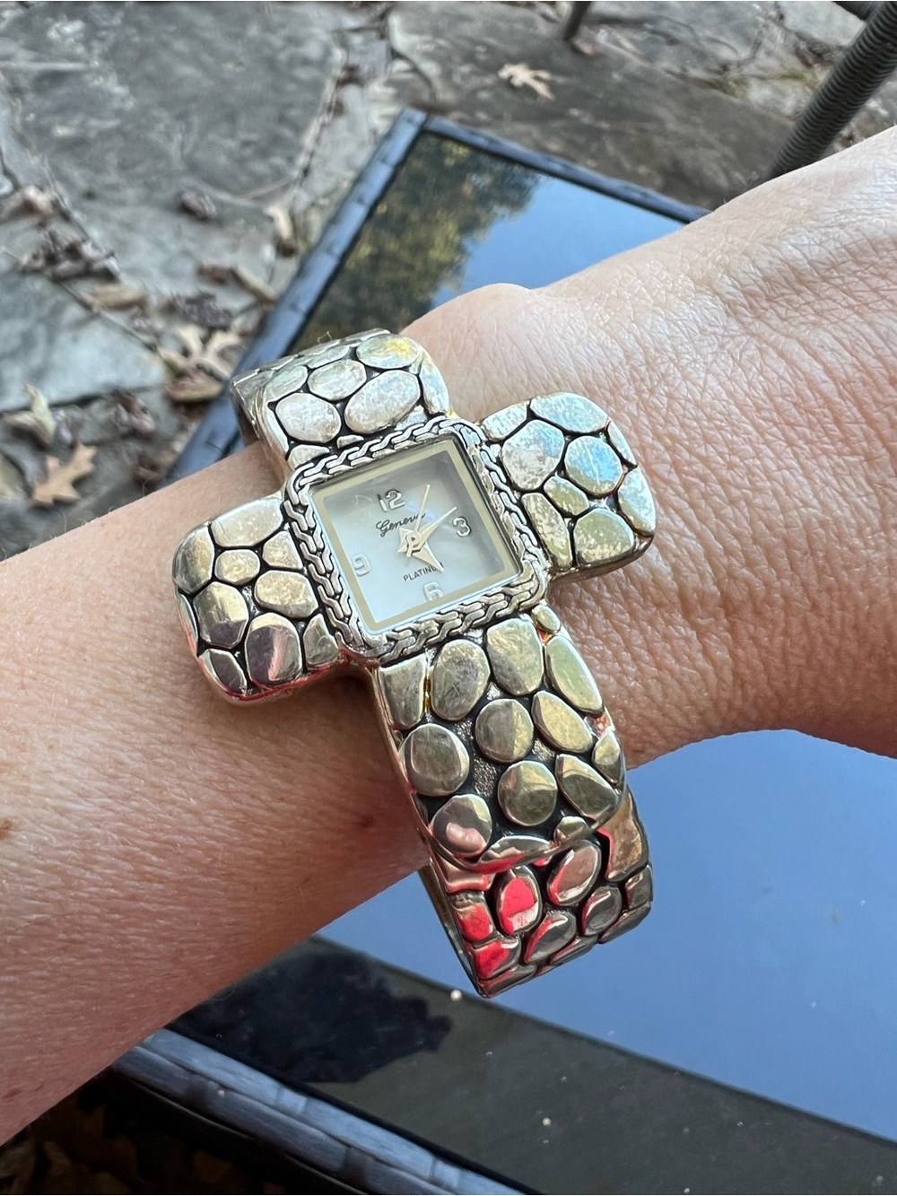 Vintage Y2K Geneva Silver-Tone Pebble Pattern Women's Watch Bracelet